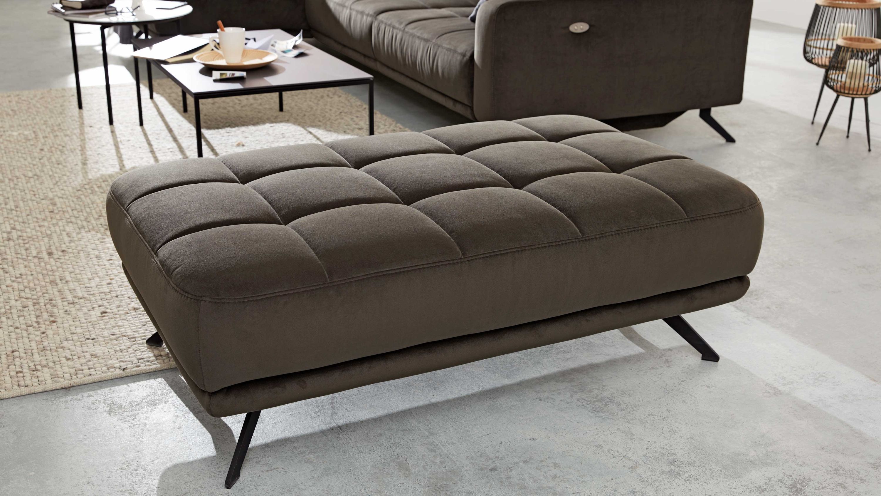XXL-Hocker mit olivgrünem Stoffbezug und Metallbeinen Großer rechteckiger Hocker mit olivgrünem gestepptem Stoffbezug und schwarzen Metallbeinen