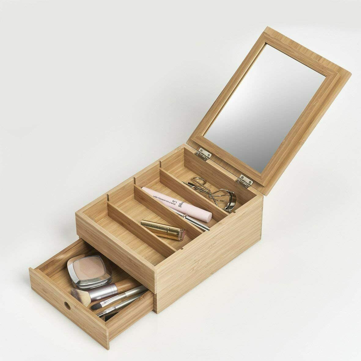 Make-up-Organizer aus Holz mit Spiegel Holz-Make-up-Organizer mit Spiegel, mehreren Fächern und offener Schublade mit Kosmetikartikeln, frontal fotografiert.