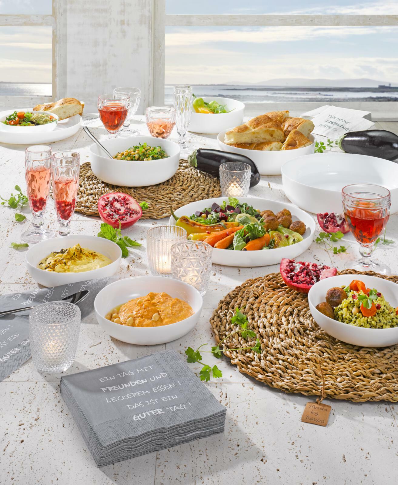 Mediterran gedeckter Tisch mit Leonardo Brindisi Kelchgläsern aus Klarglas