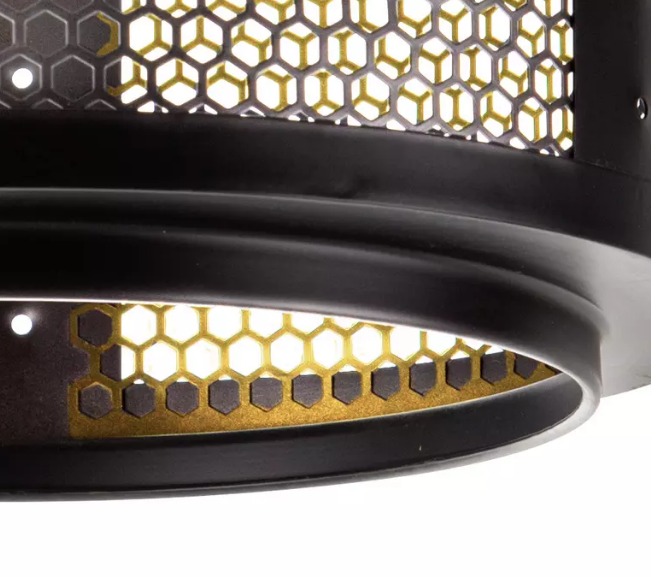 Runde Deckenleuchte aus schwarzem Metall mit goldener Innenfläche und Gitterdesign Runde Deckenleuchte schwarzes Metall goldene Innenbeschichtung Gitterstruktur frontal leicht schräg freigestellt