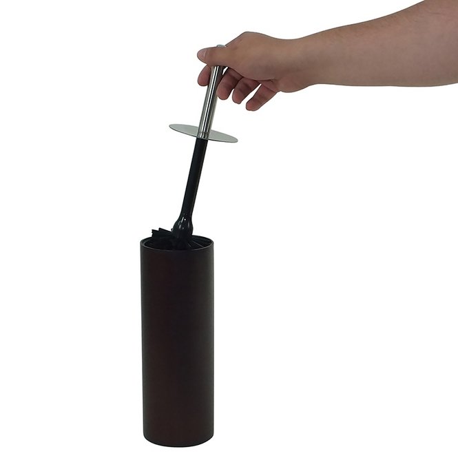 Eine Hand hält einen Pümpel über einem zylindrischen Behälter, die Gummiglocke ist teilweise eingeführt, frontal aufgenommen.