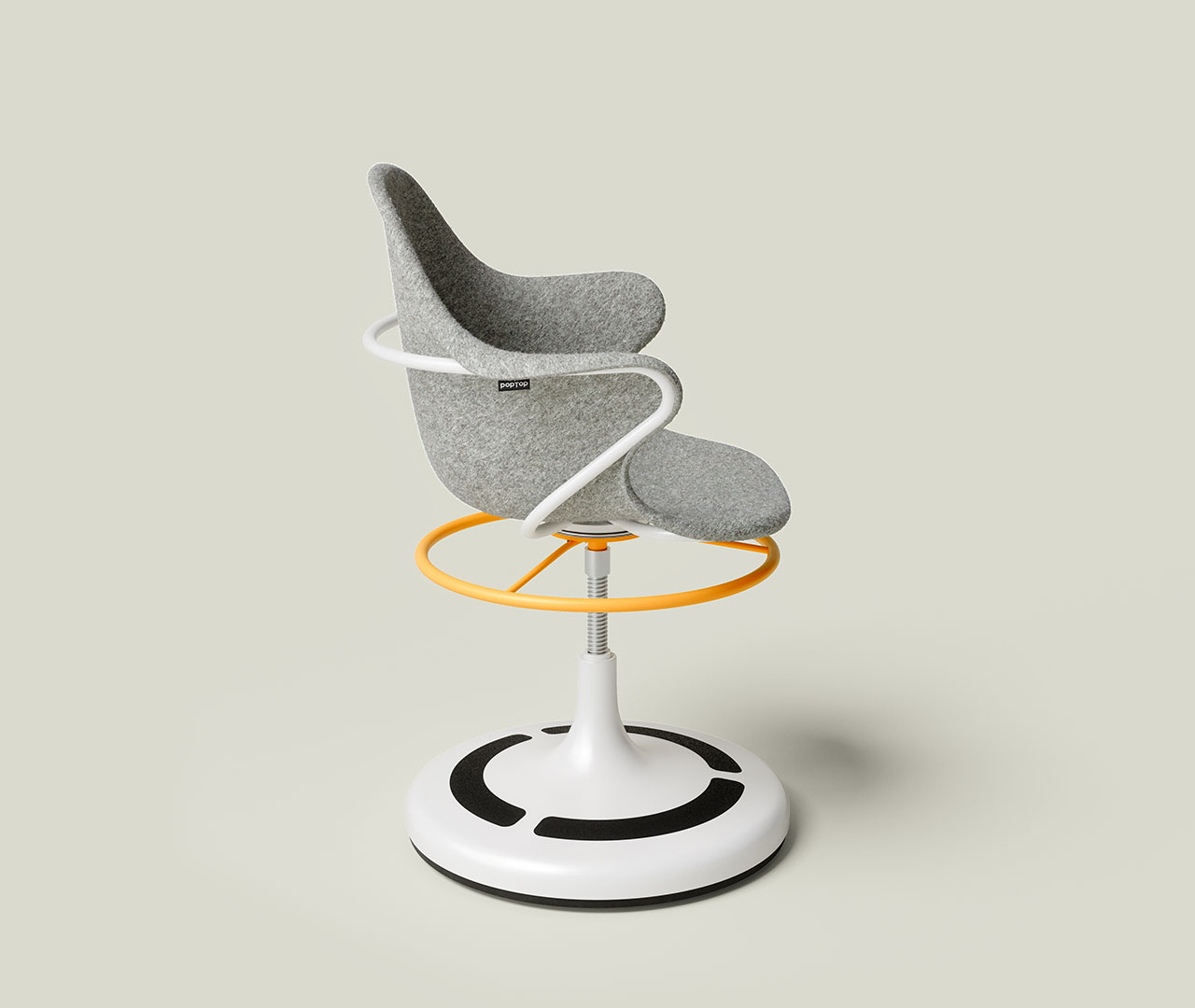 Drehstuhl mit weißem Sockel, grauem Sitz, Armlehnen und orangefarbenem Fußring.