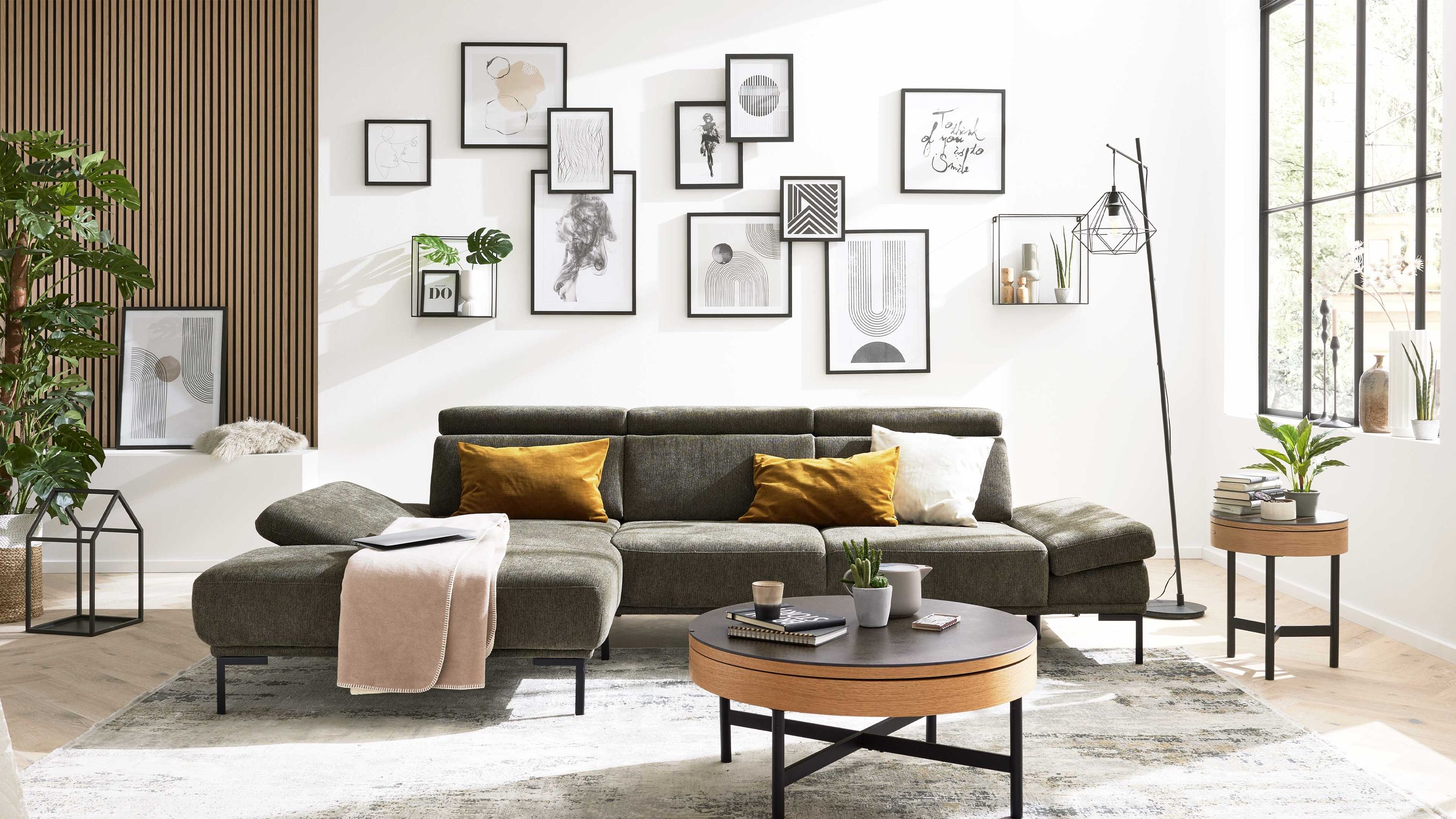 Ecksofa mit jagdgrünem Bezug verstellbarer Armlehne und schwarzen Metallfüßen in modernem Wohnzimmer