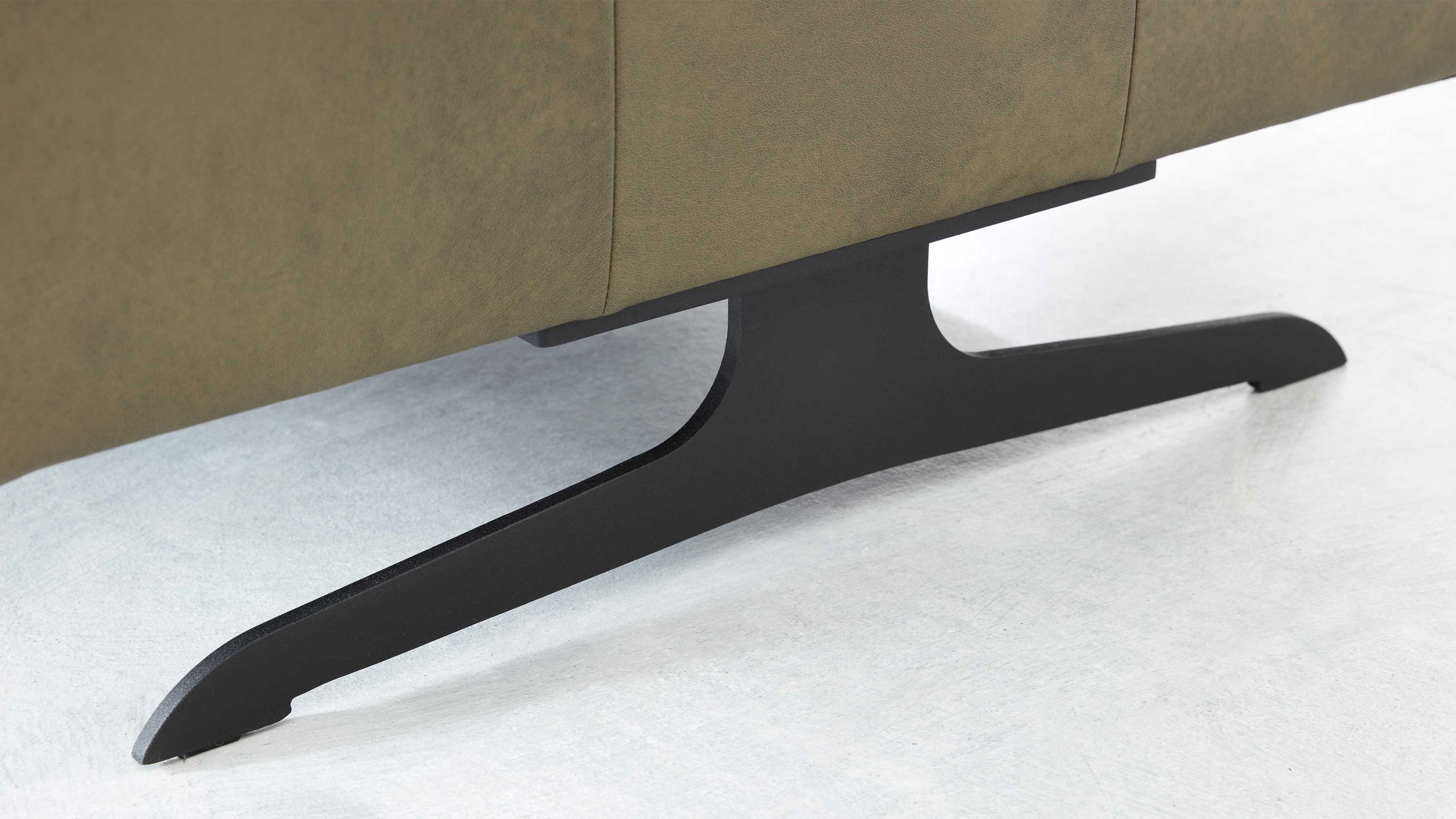 Mattschwarze Metallkufe eines Sofas auf hellem Boden