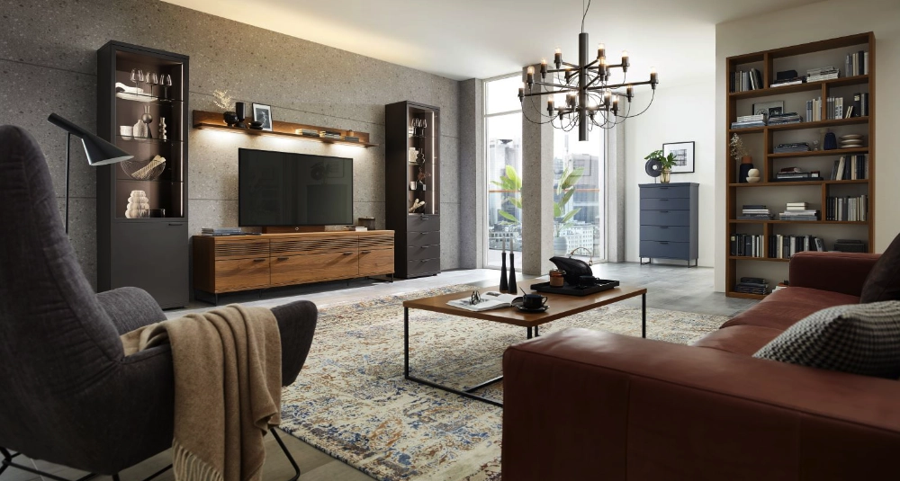 Modernes Wohnzimmer mit TV-Wand, Bücherregal und Sofa neben großem Fenster