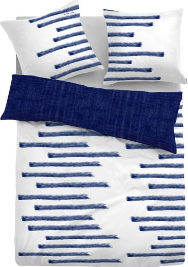 Draufsicht eines Bettwäsche-Sets mit blau-weißem Streifenmuster Rückseite blau mit Bezug und zwei Kissenbezügen