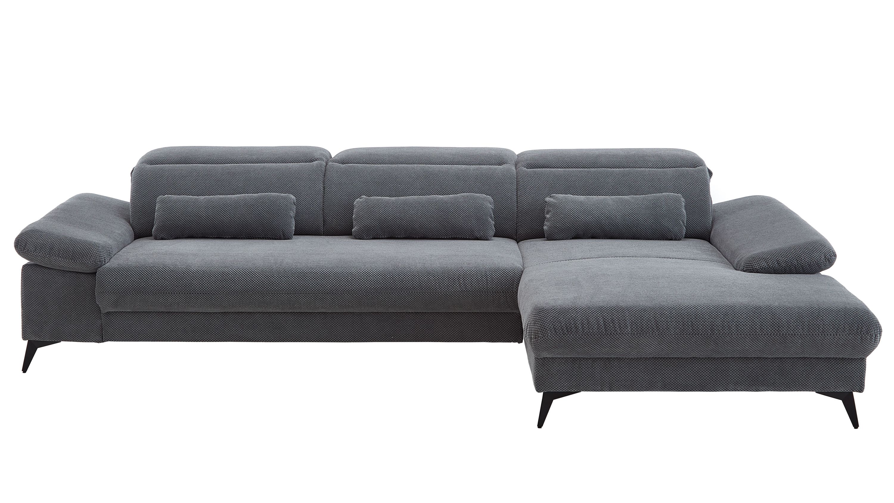 Ecksofa mit grauem Velourbezug drei Rückenlehnen und drei rechteckigen Kissen schwarze Beine