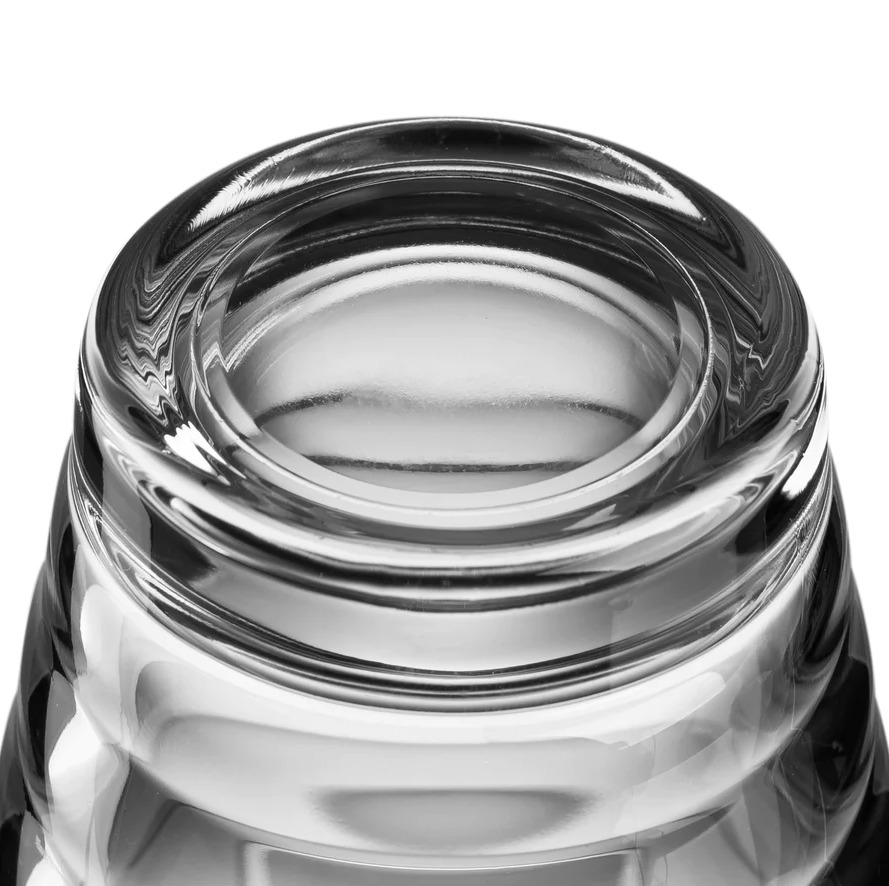 Zylindrisches Glas mit glatter Oberfläche aus der Draufsicht  transparent und dickwandig  freigestellt fotografiert