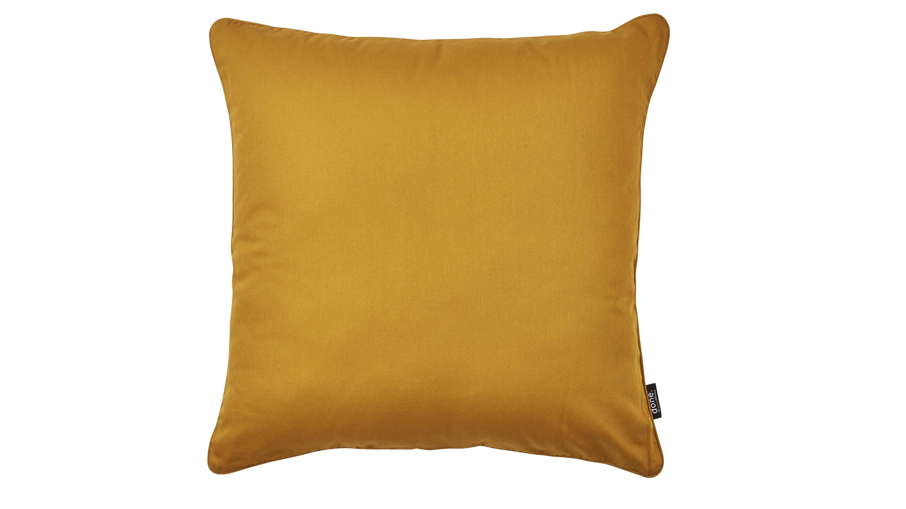 Quadratische Kissenhülle in goldgelber Farbe mit glattem Stoff und kleinem Etikett an der Seite