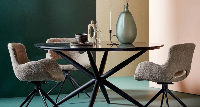 Header Moderner Essbereich mit rundem Tisch, vier Stühlen, Lampe und grüner Wand.