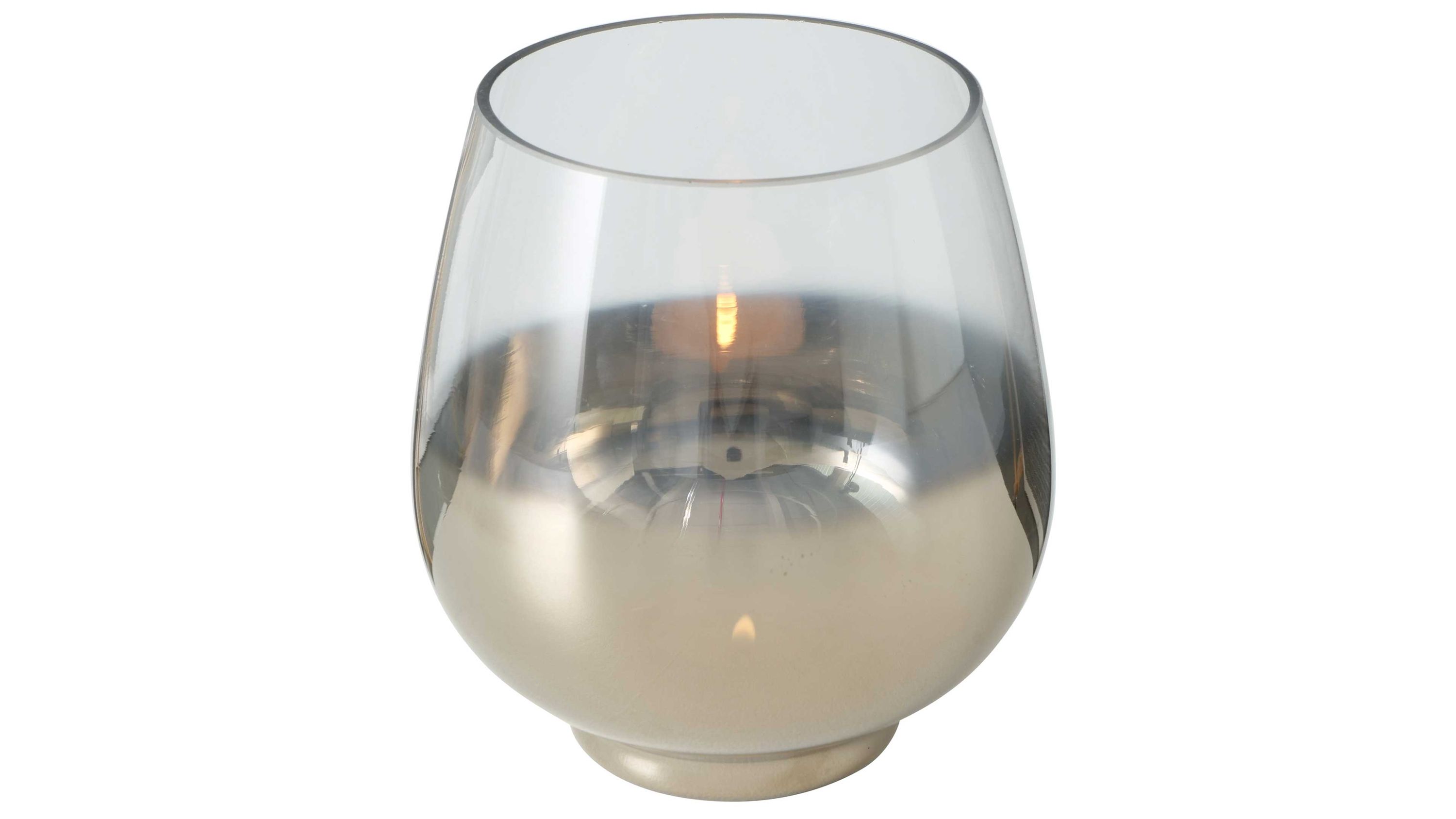 Windlicht mit bauchiger Form aus klarem Glas und silberner Unterseite mit brennender Kerze