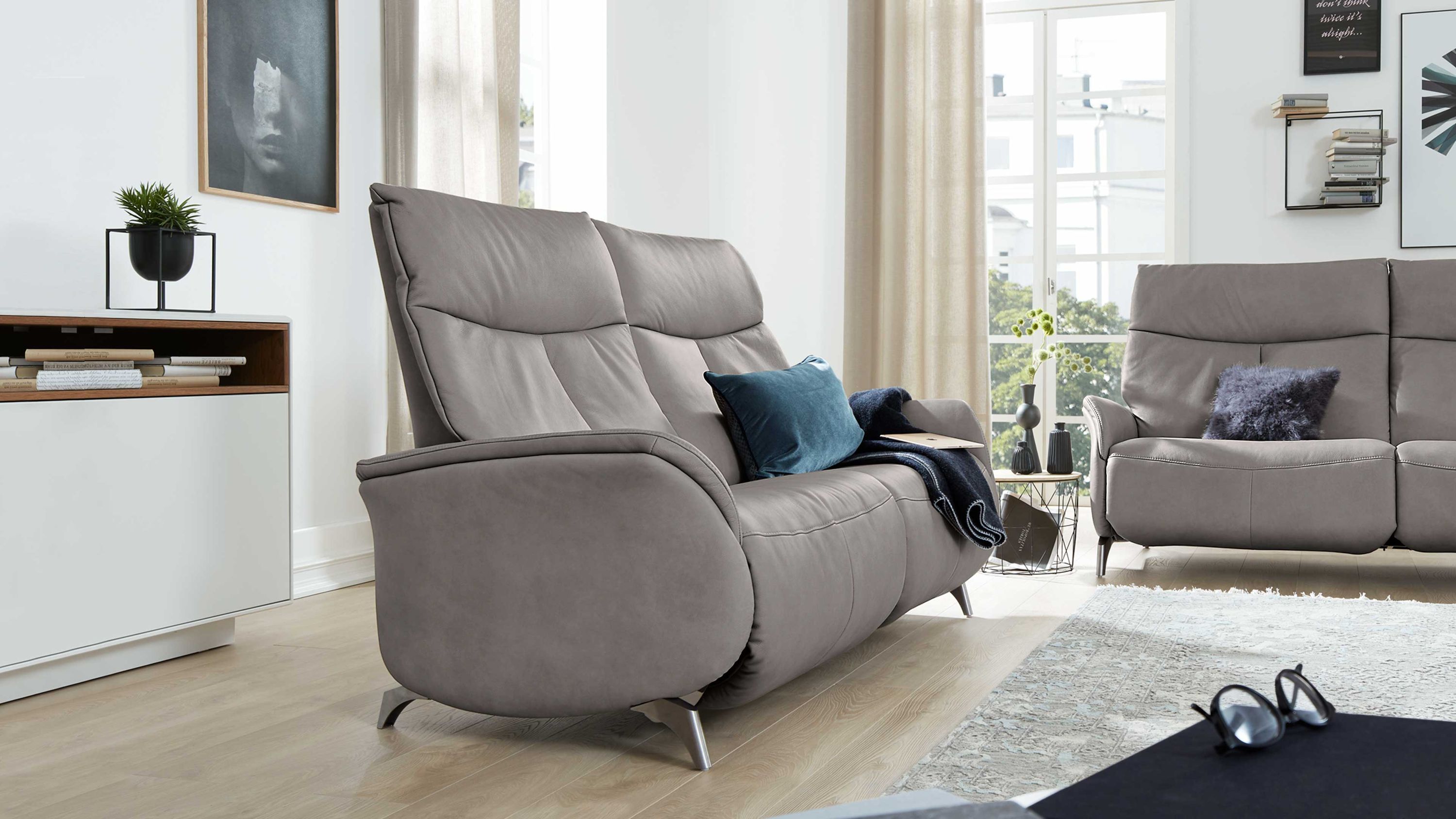 Dreisitziges Sofa in grauer Farbe mit gepolsterten Armlehnen und Metallfüßen in modernem Wohnzimmer