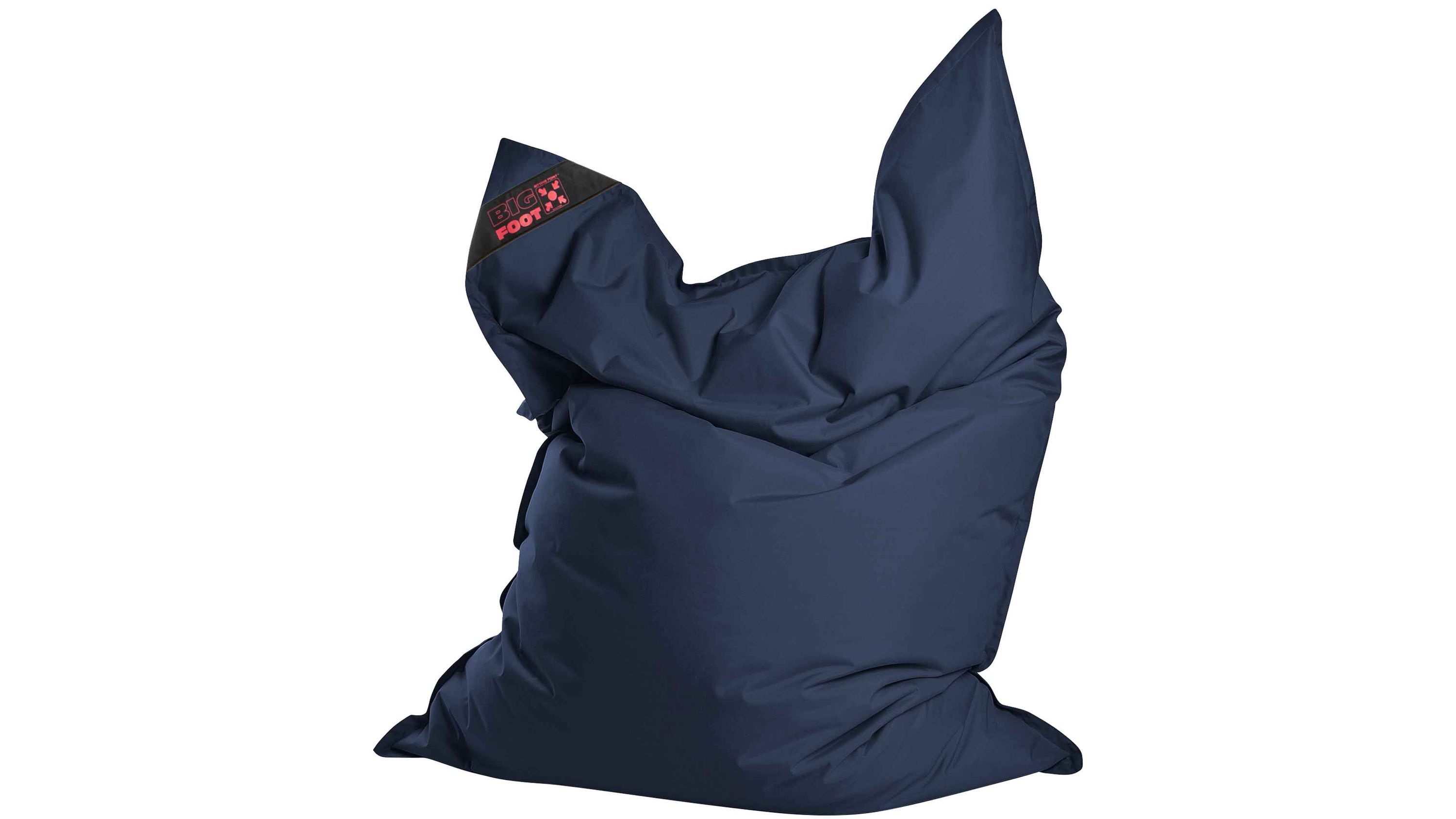 Großer Sitzsack in jeansblauer Farbe mit spitz zulaufender Oberseite und schwarzem Label