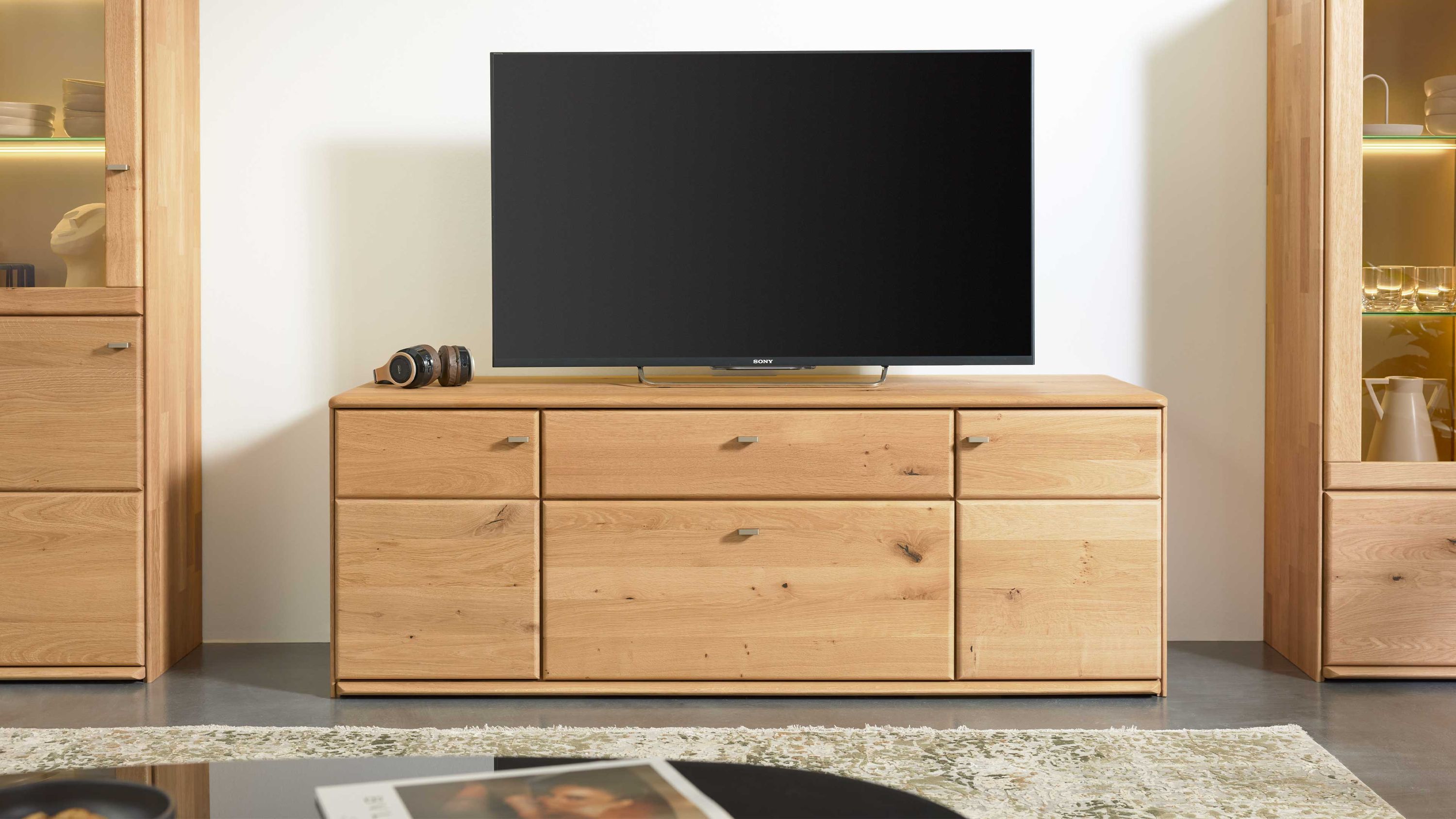 Interliving Wohnzimmer Serie 2028 - Lowboard 1650 Wildeiche - zwei Türen, zwei Schubladen, Breite ca. 162 cm