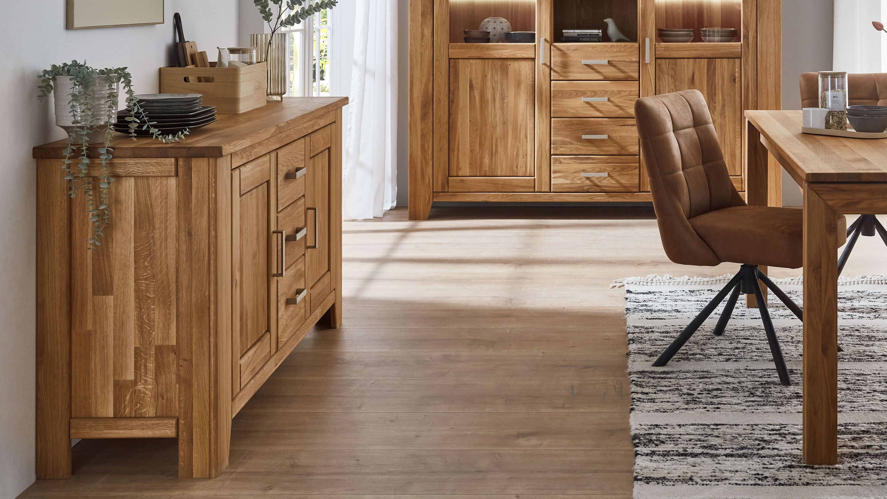 Sideboard aus Holz mit zwei Türen und drei Schubladen in natürlicher Eichenfarbe in einem Esszimmer