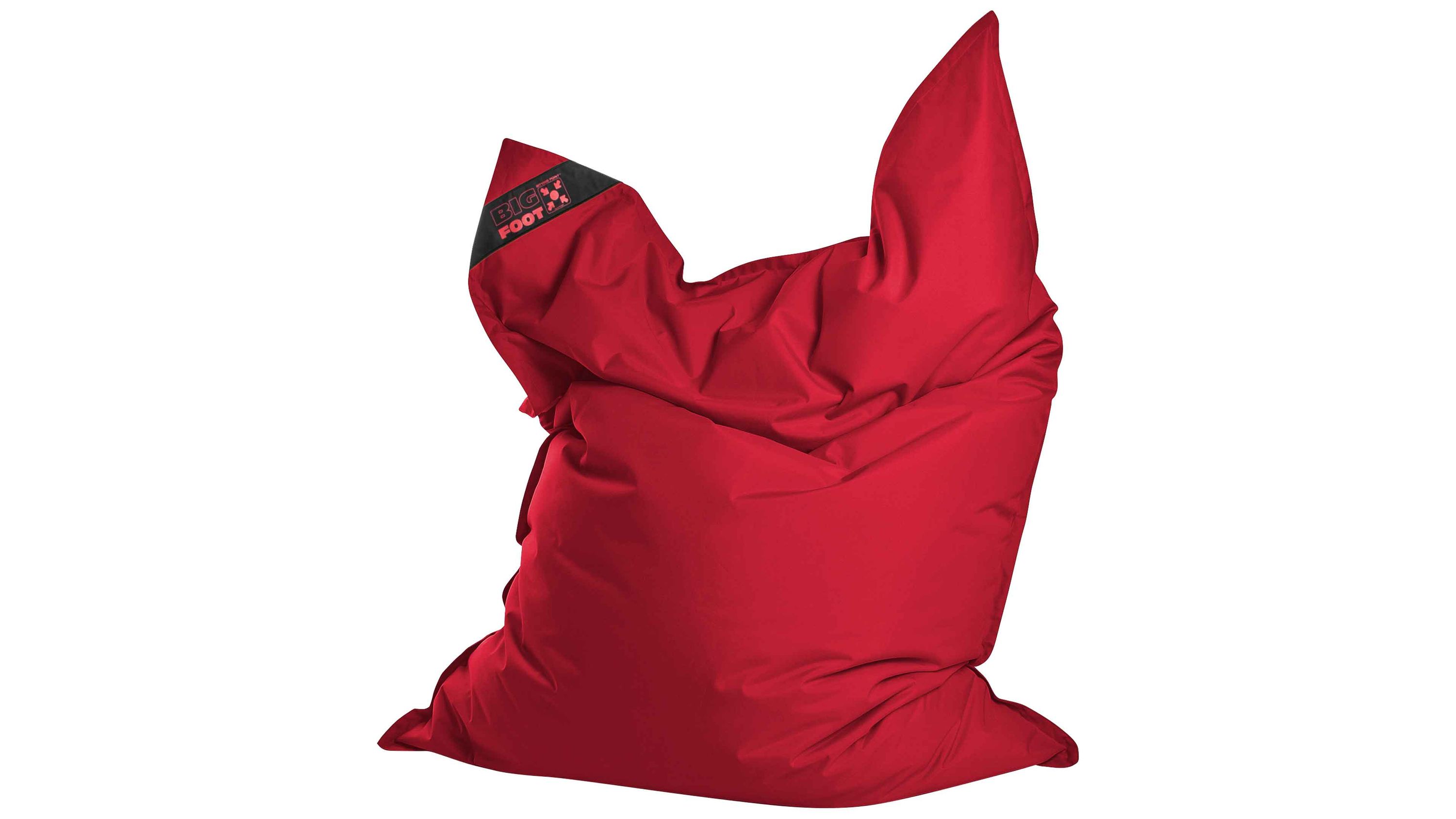 Roter Sitzsack mit spitz zulaufender Oberseite und schwarzem Markenlabel