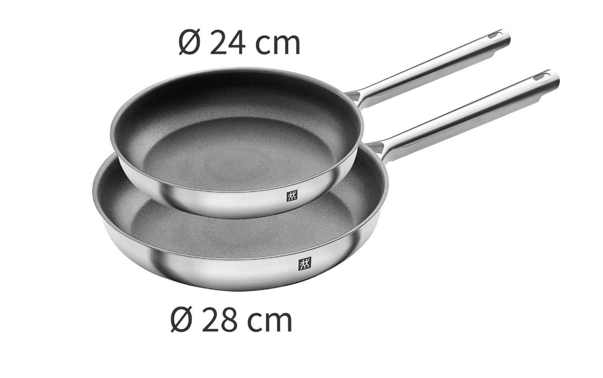 Zwei Pfannen mit 24 cm und 28 cm Durchmesser, übereinander gestapelt, schräg von vorne fotografiert