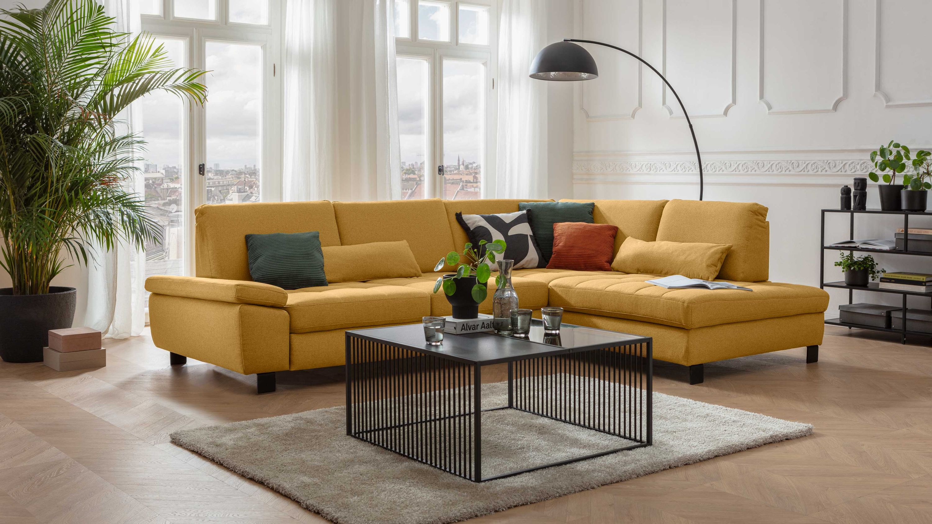 Ecksofa mit maisgelbem Stoff und schwarzen Metallfüßen Ecksofa mit maisgelbem Stoffbezug und schwarzen Metallfüßen in modernem Wohnzimmer