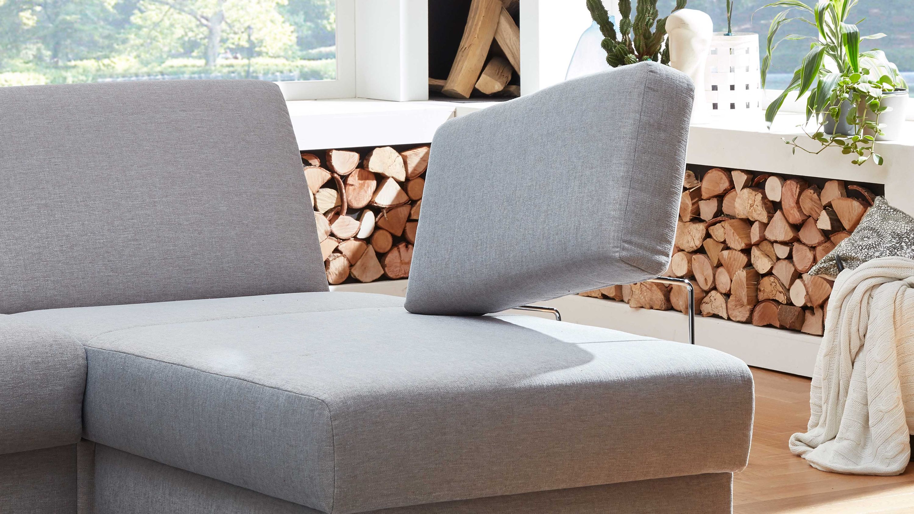 Hellblaues Steckkissen auf Sofa Hellblaues Steckkissen mit rechteckiger Form auf einem Sofa in einem Wohnzimmer