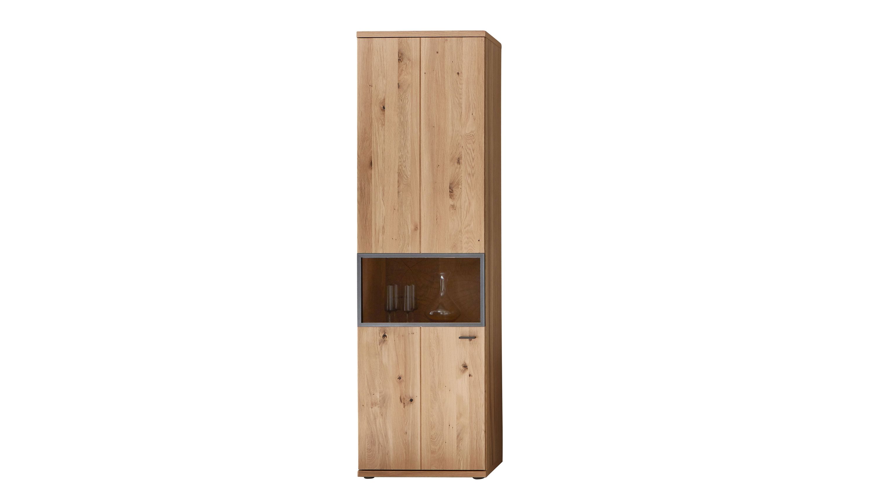 Hohe Vitrine mit vier Türen aus hellbraunem Holz und mittlerem Glasfach mit Gläsern