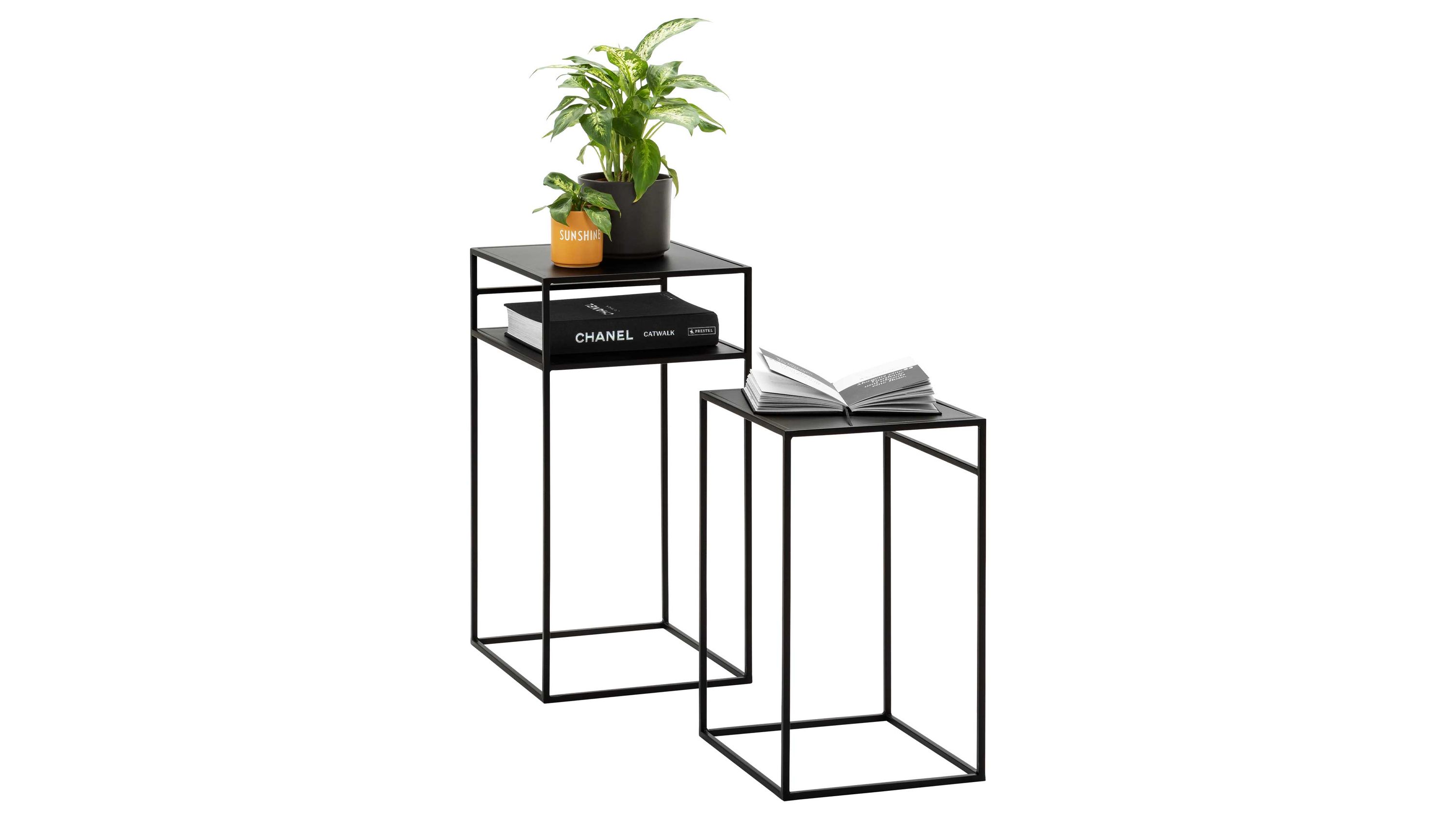 Zweiteiliges Beistelltisch-Set mit quadratischen schwarzen Metallplatten und offenen Gestellen
