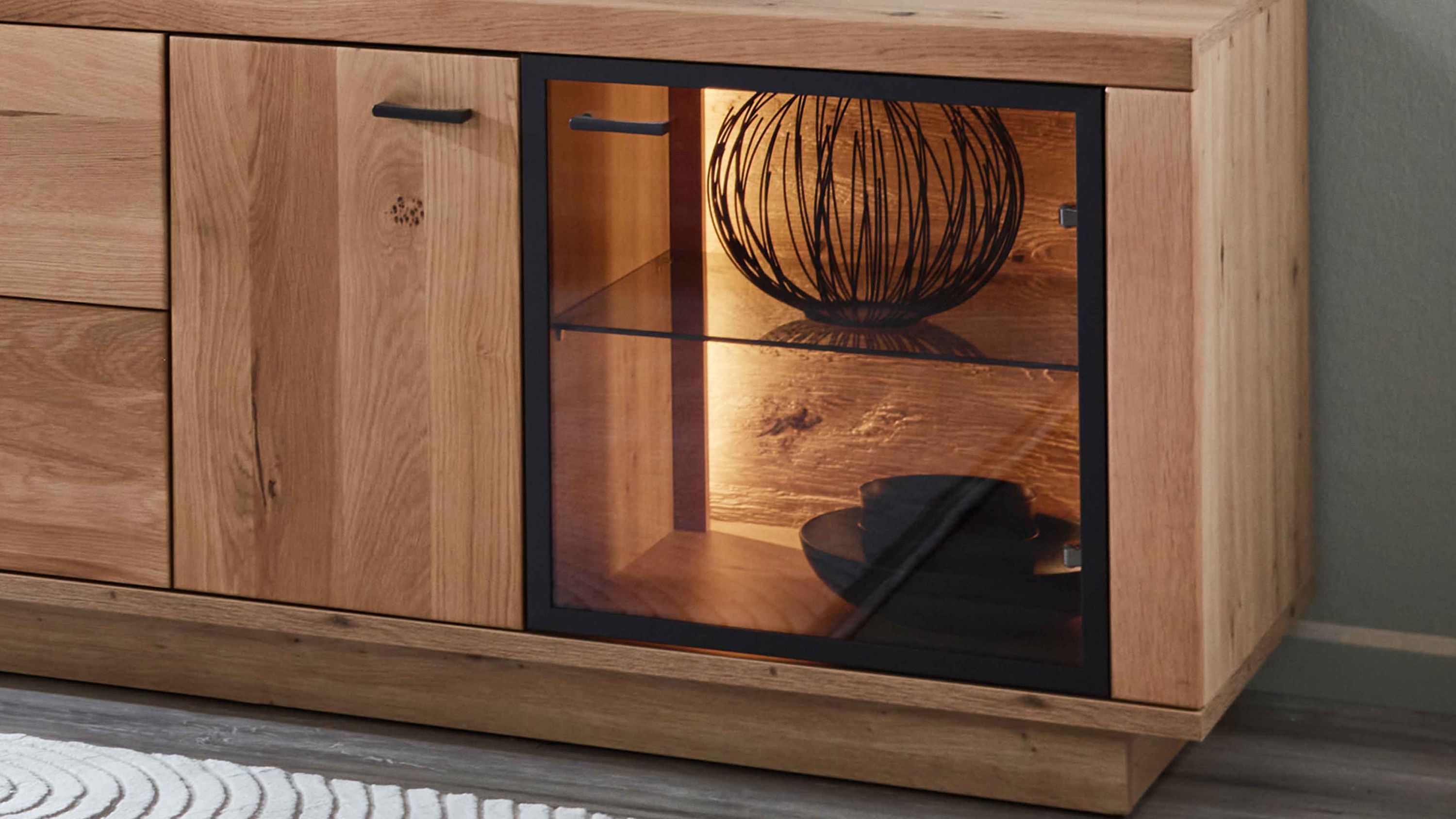 Holzsideboard mit Glastür und LED-Beleuchtung zwei Fächer mit Dekoration