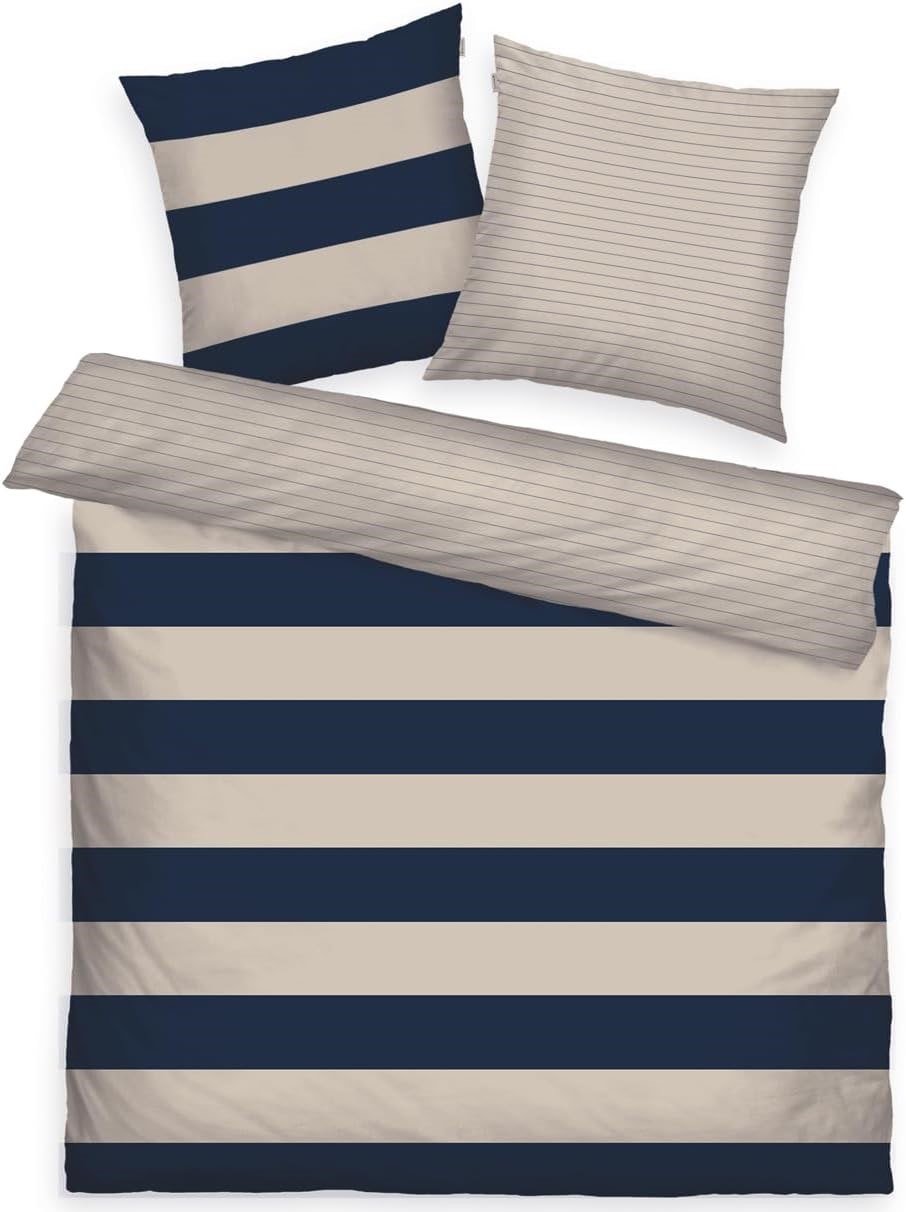 Bett mit zwei Wende-Kissen und Decke in Beige/Dunkelblau gestreift und einfarbig Beige Draufsicht