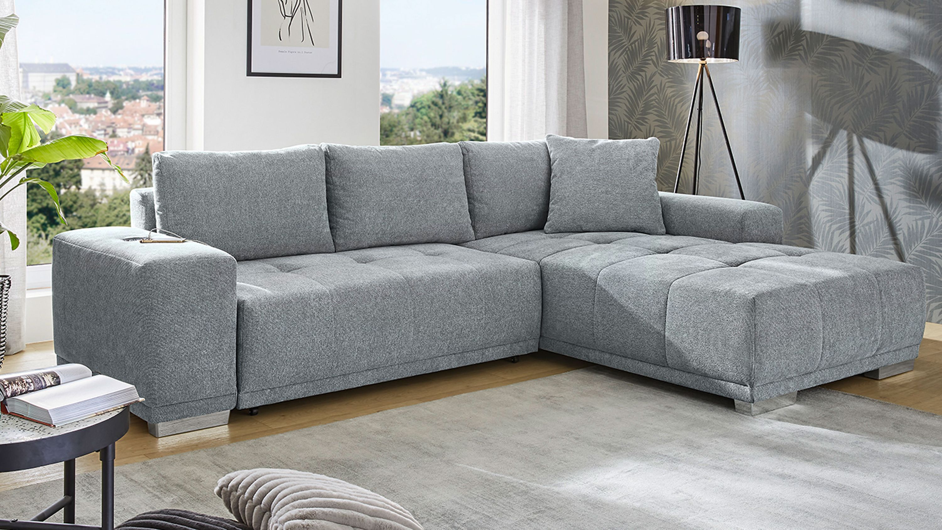 Mittelgraues Ecksofa mit Stoffbezug und drei Rückenkissen Ecksofa mit mittlerem grauem Stoffbezug rechteckige Form drei Rückenkissen breite Armlehnen