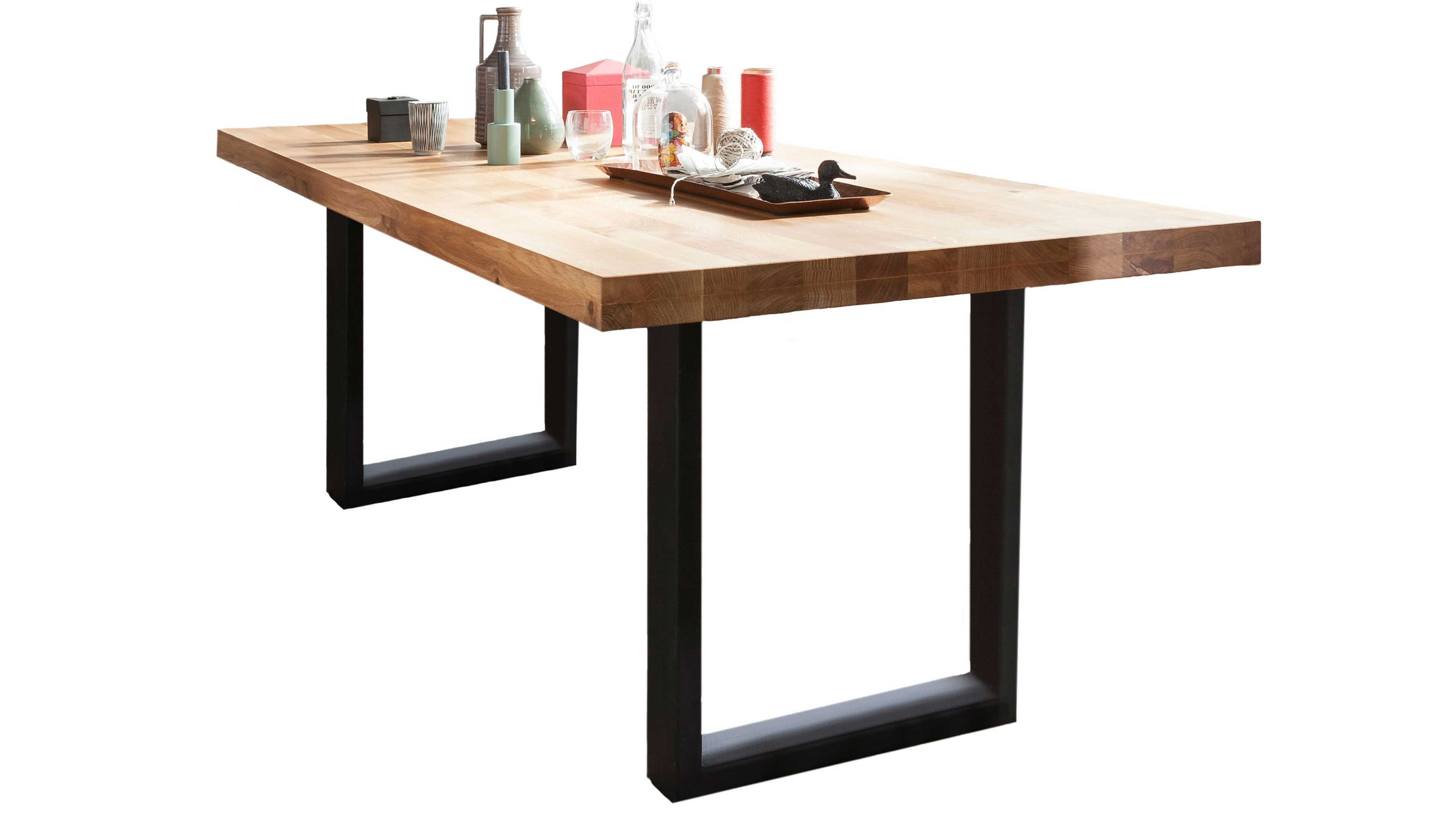 Esstisch mit rechteckiger Holzplatte und schwarzem Metallgestell in C-Form