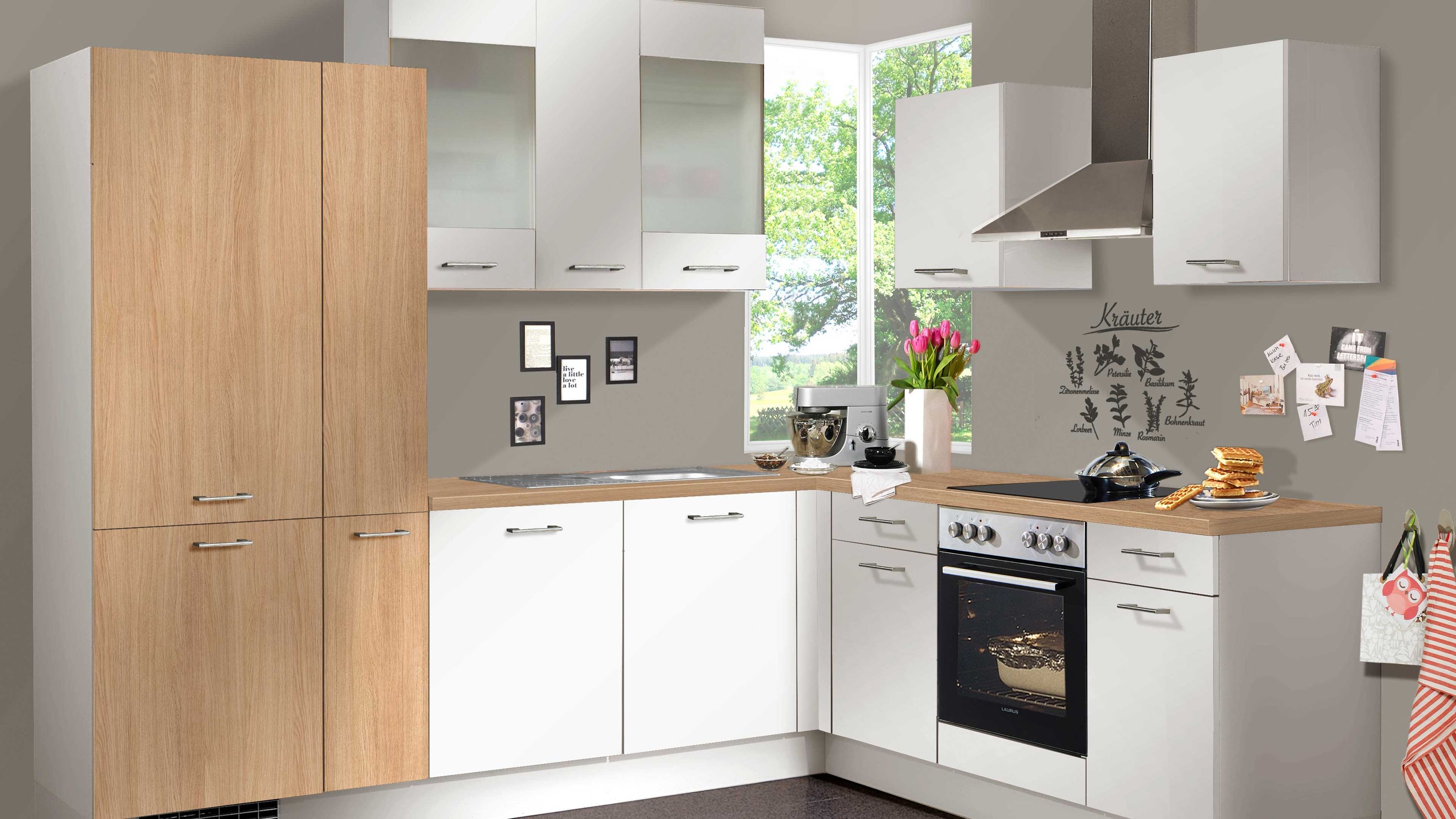 Weiße Eckküche mit Holzoptik-Hochschrank. Moderne Eckküche in Weiß mit Holzoptik-Hochschrank Edelstahlhaube und hellgrauer Wand.