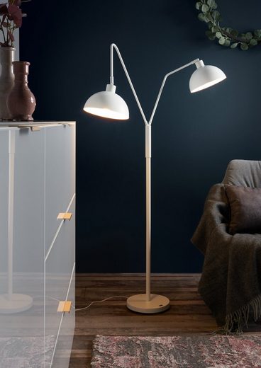 Moderne Stehleuchte mit zwei weißen Schirmen im Wohnzimmer Stehlampe mit zwei weißen Schirmen neben Glasvitrine und Sofa in modernem Wohnzimmer, frontal fotografiert