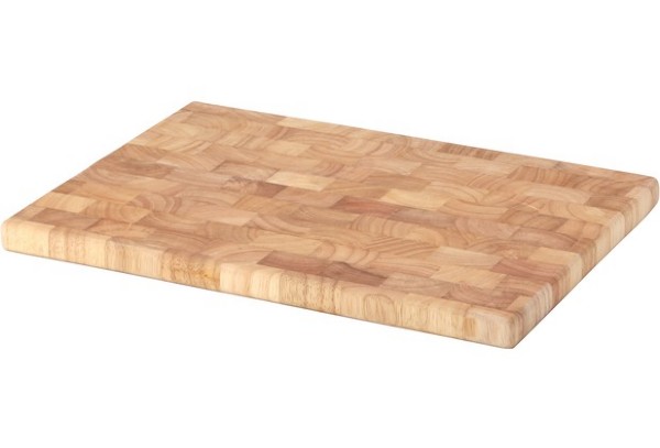 Holzschneidebrett Rechteckiges Schneidebrett aus Holz, das auf einer weißen Oberfläche liegt