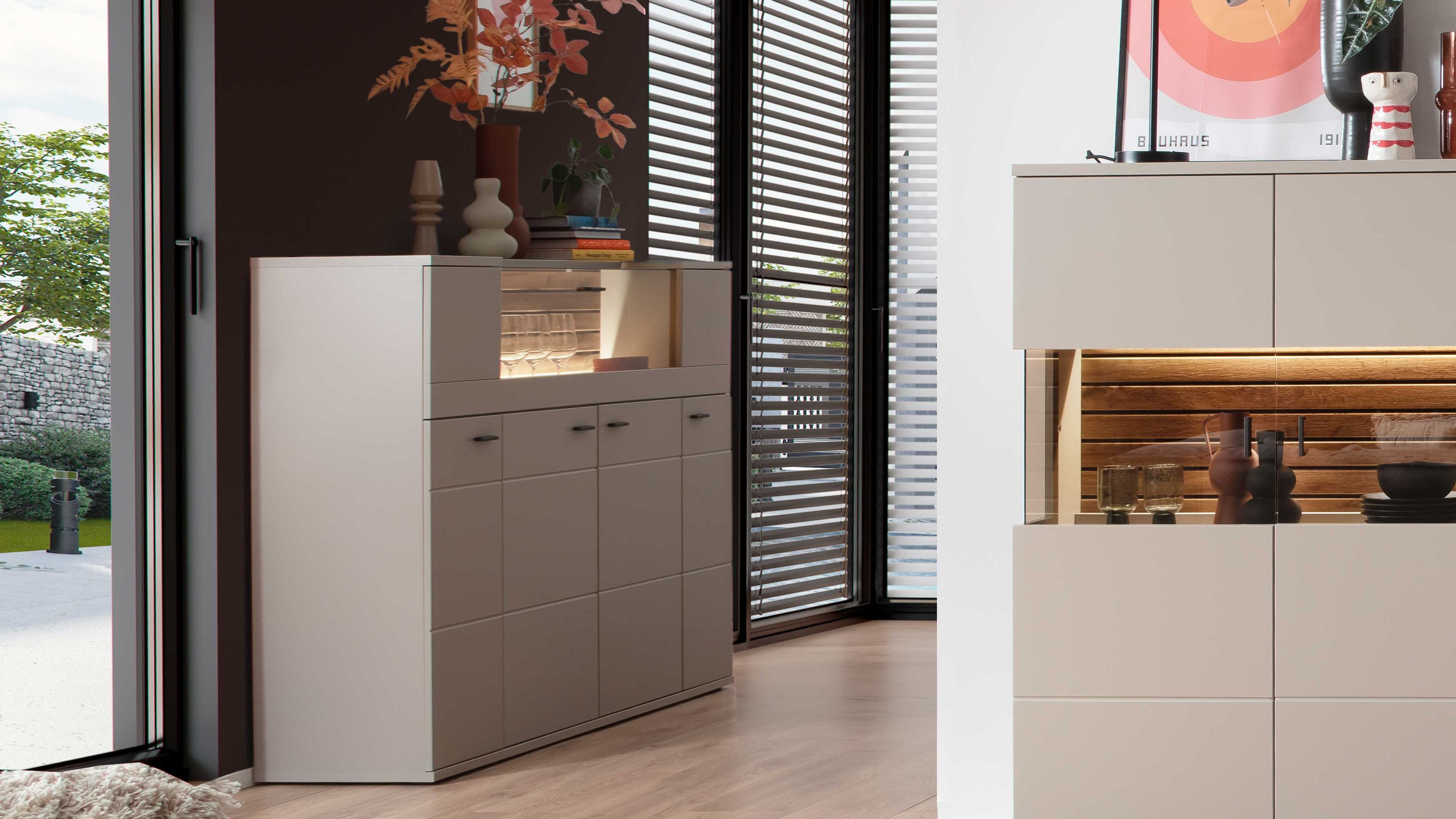 Hohes Sideboard mit vier Türen und einer Klappe in grauer Farbe mit beleuchtetem Glasfach in modernem Raum