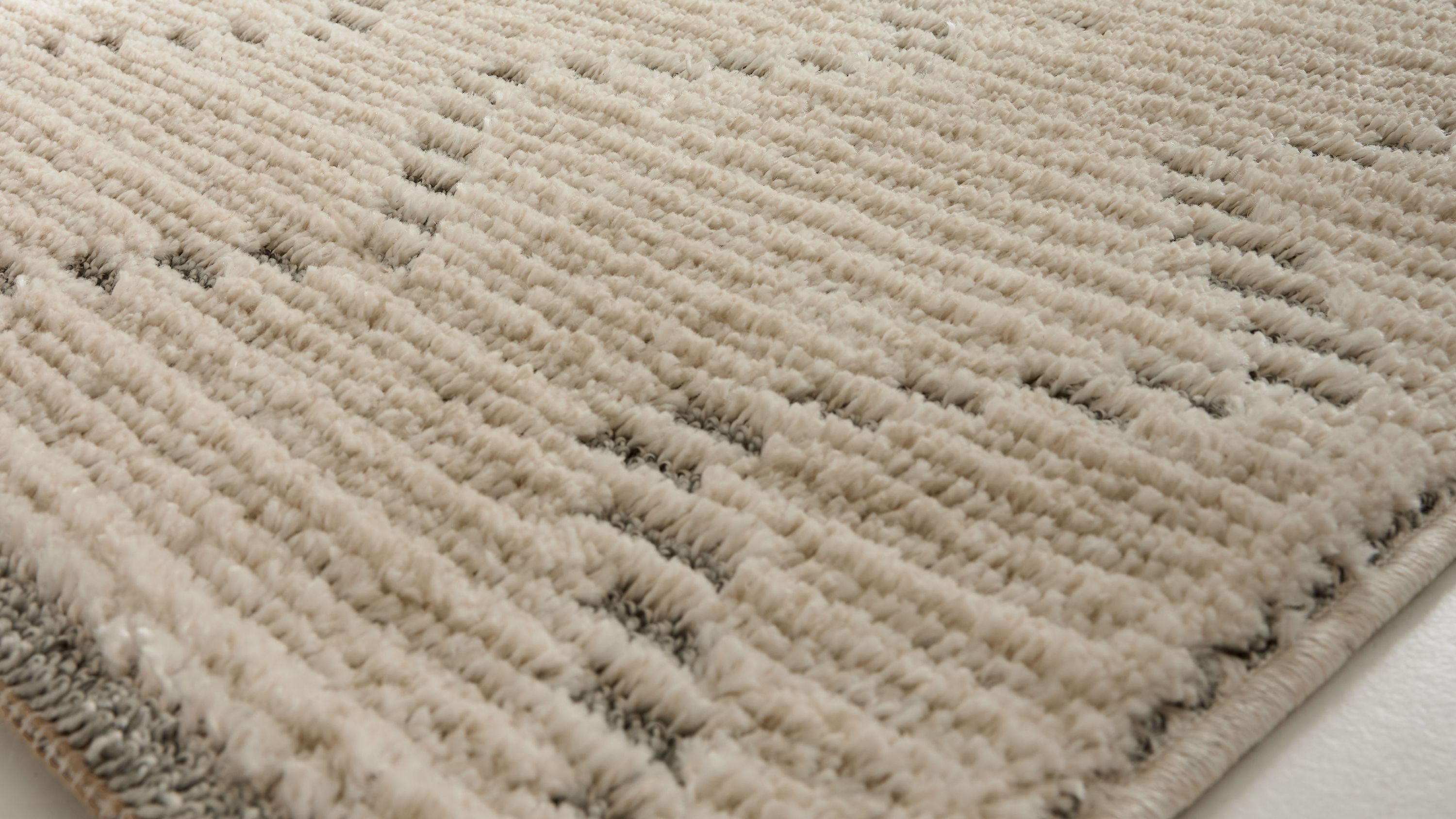 Beige Teppich mit strukturiertem Grafikmuster in verschiedenen Höhen