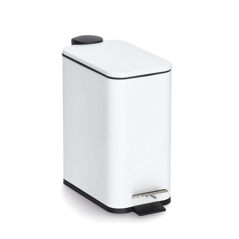 Weißer Treteimer mit schwarzem Pedal Rechteckiger weißer Mülleimer mit schwarzem Fußpedal und geschlossenem Deckel, schräg aufgenommen