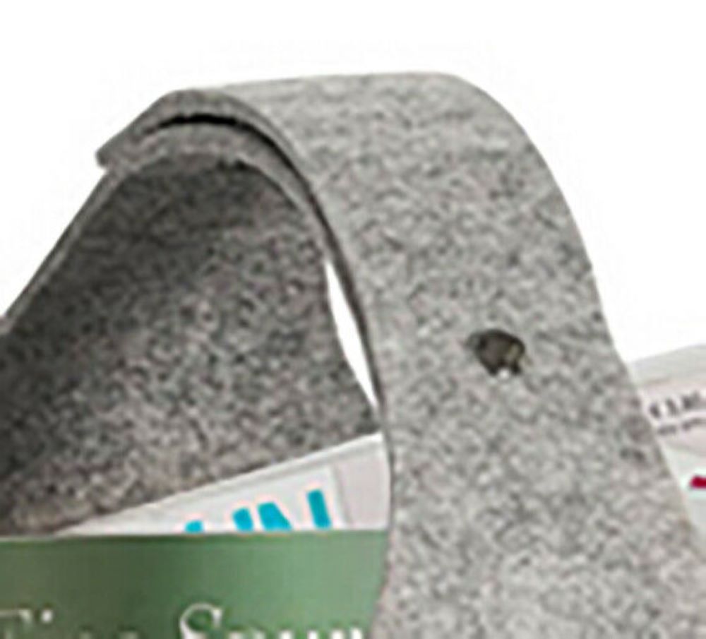 Nahaufnahme des Henkels eines grauen Zeitungskorbs mit sichtbaren Zeitschriften und genieteter Griffbefestigung