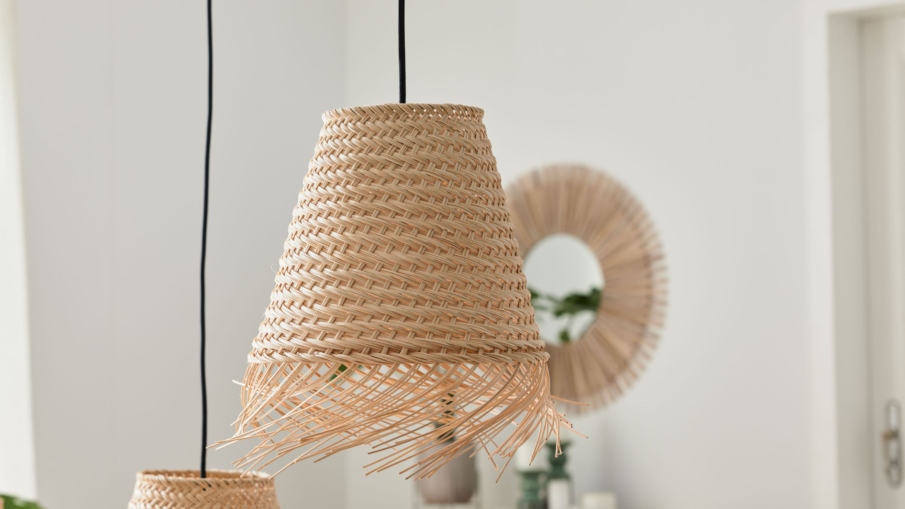 Hängeleuchte aus Seegras mit schwarzem Kabel Kegelförmige Hängeleuchte aus geflochtenem Seegras mit schwarzen Kabeln und ausgefransten Enden