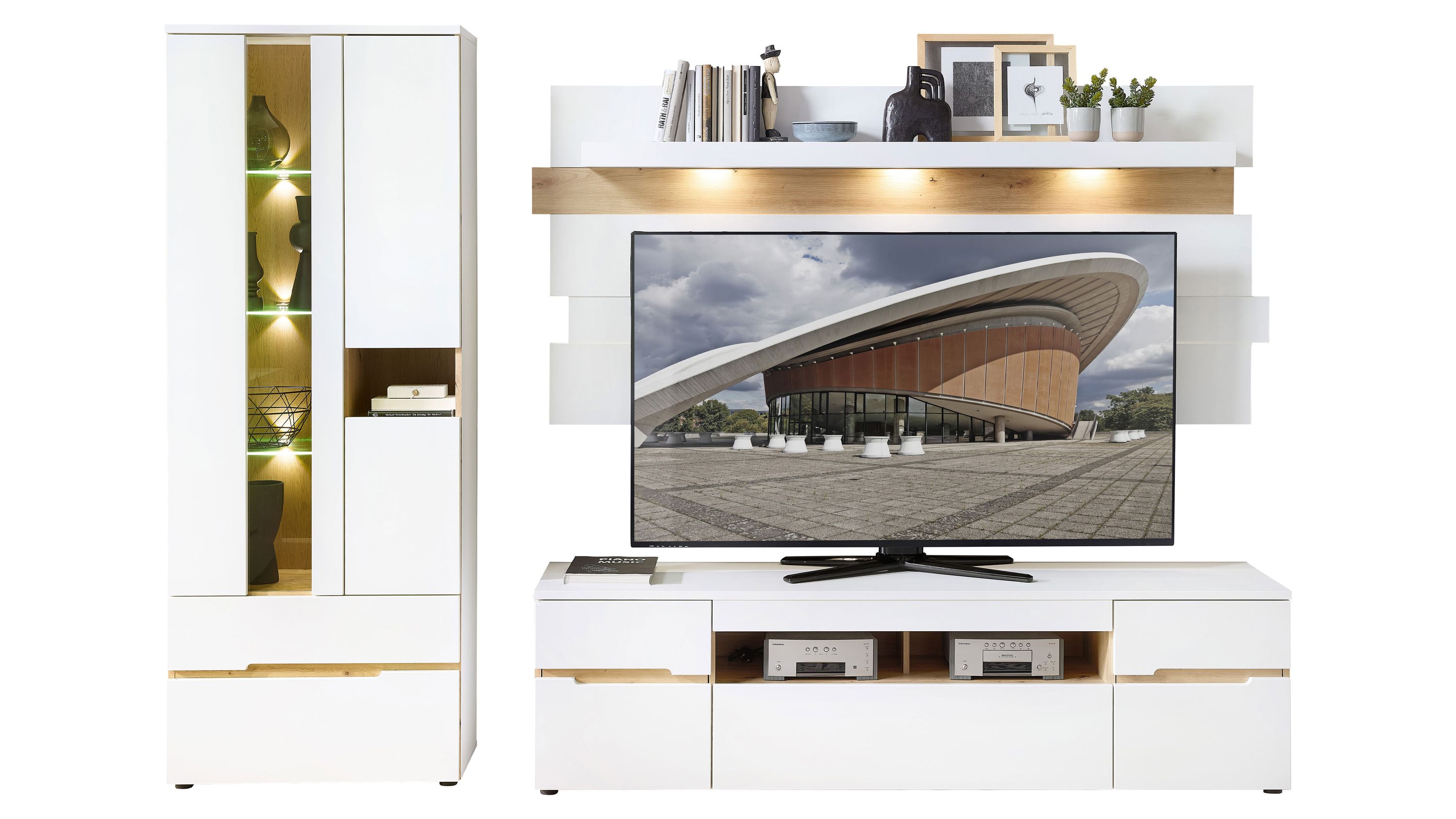 Dreiteilige Wohnwand in Weiß und Holzdekor Dreiteilige Wohnwand mit weißen Fronten und Holzdekor bestehend aus Vitrine TV-Board und Wandregal mit Beleuchtung