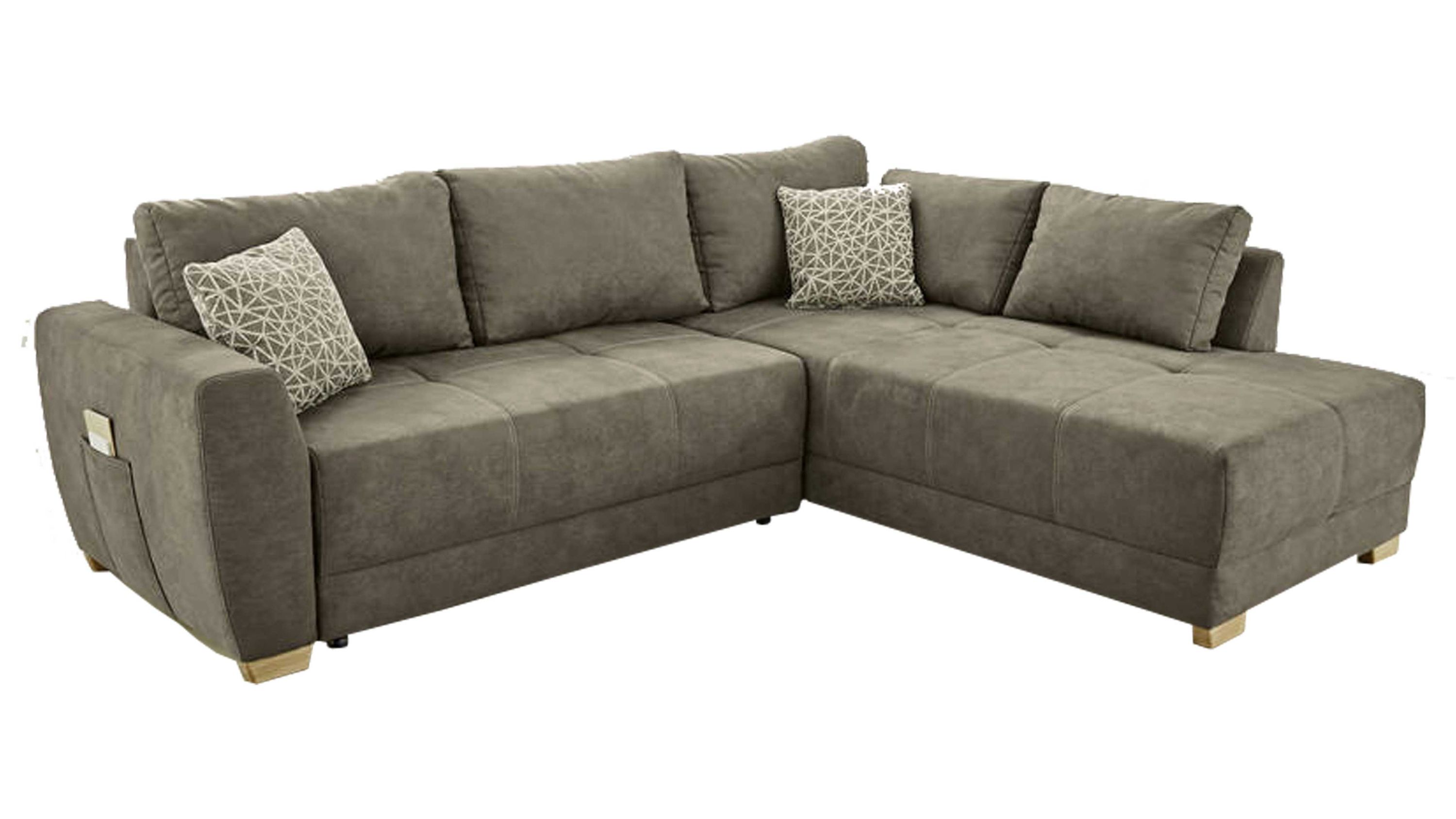 Braunes Ecksofa mit zwei gemusterten Kissen und hellen Holzfüßen