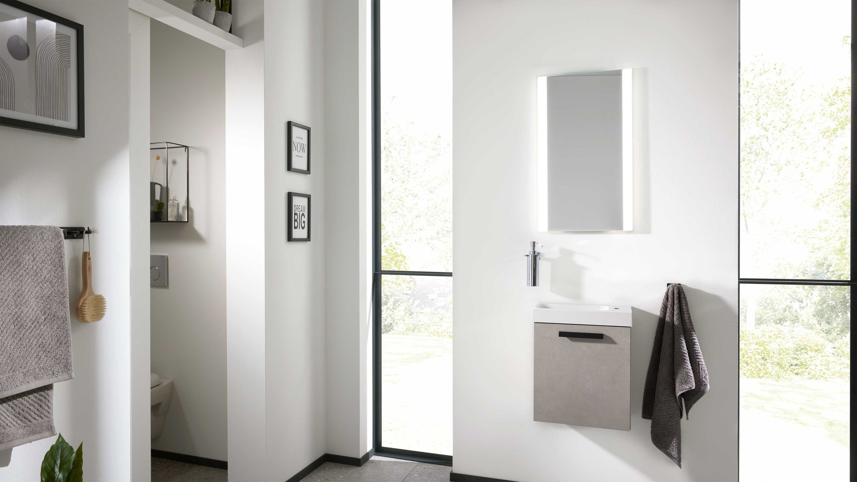 Gäste WC-Kombination mit eckigem Waschbecken und Unterschrank in Betonfarbe an weißer Wand