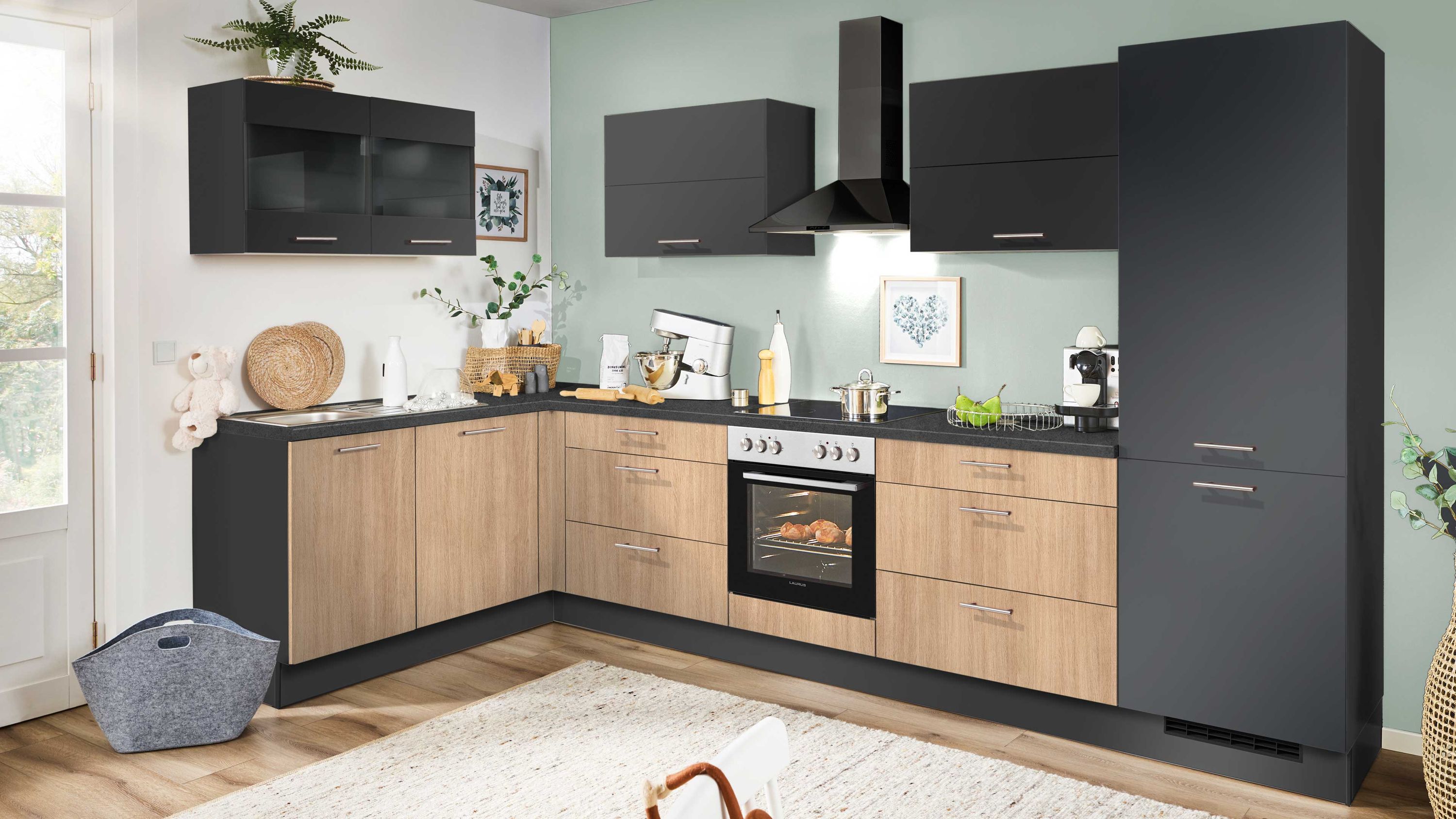 Moderne Winkelküche mit schwarzen Fronten Holzelementen und Dunstabzugshaube.