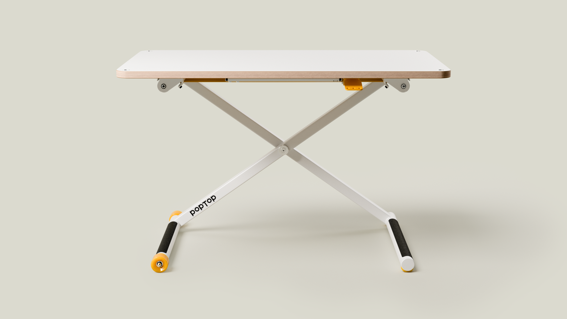 Weißer höhenverstellbarer Schreibtisch mit X-Gestell, gelben Rollen und schwarzen Gummifüßen