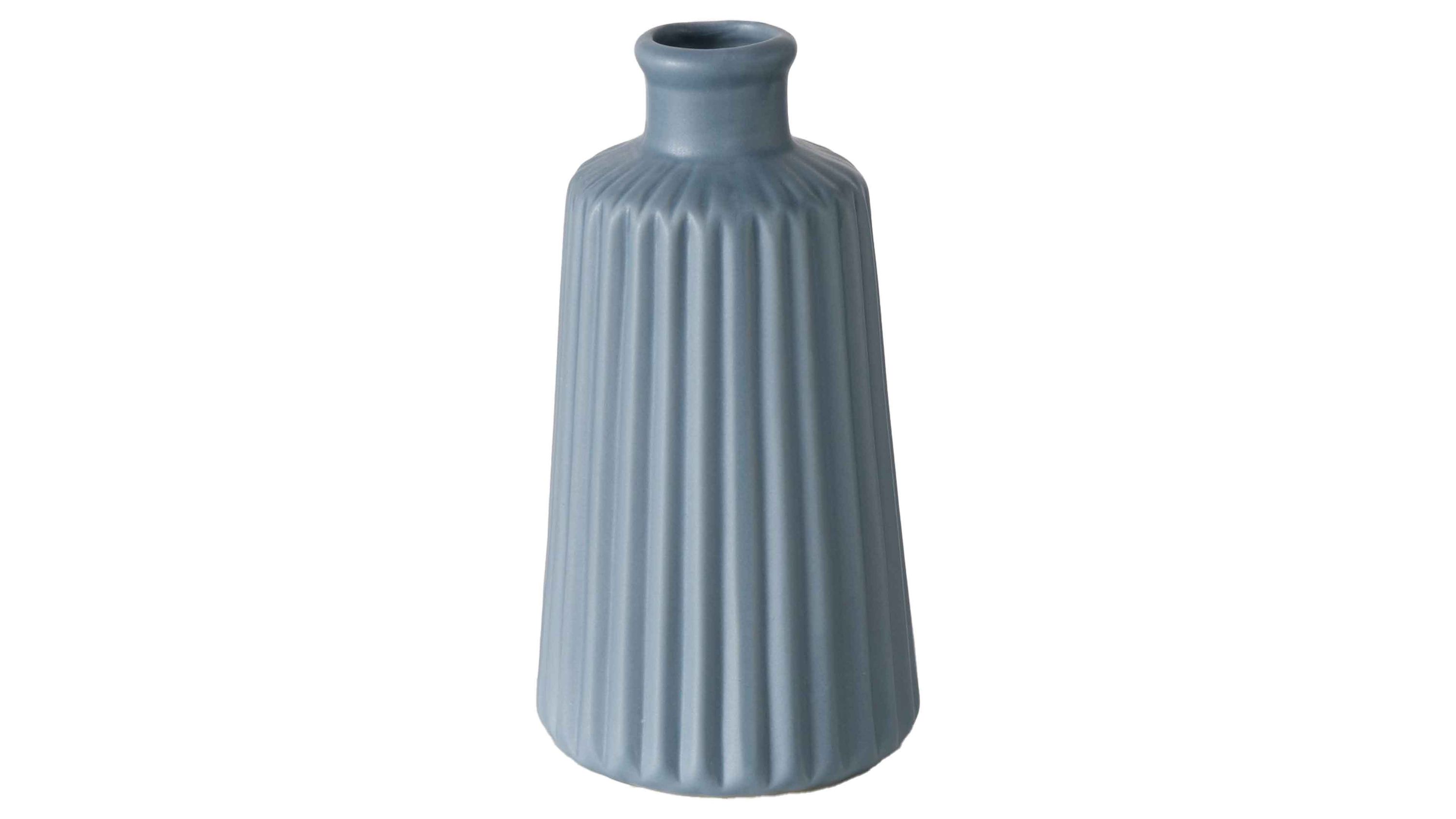 Mattblaue Vase mit geriffelter Oberfläche und schmalem Hals aus Porzellan