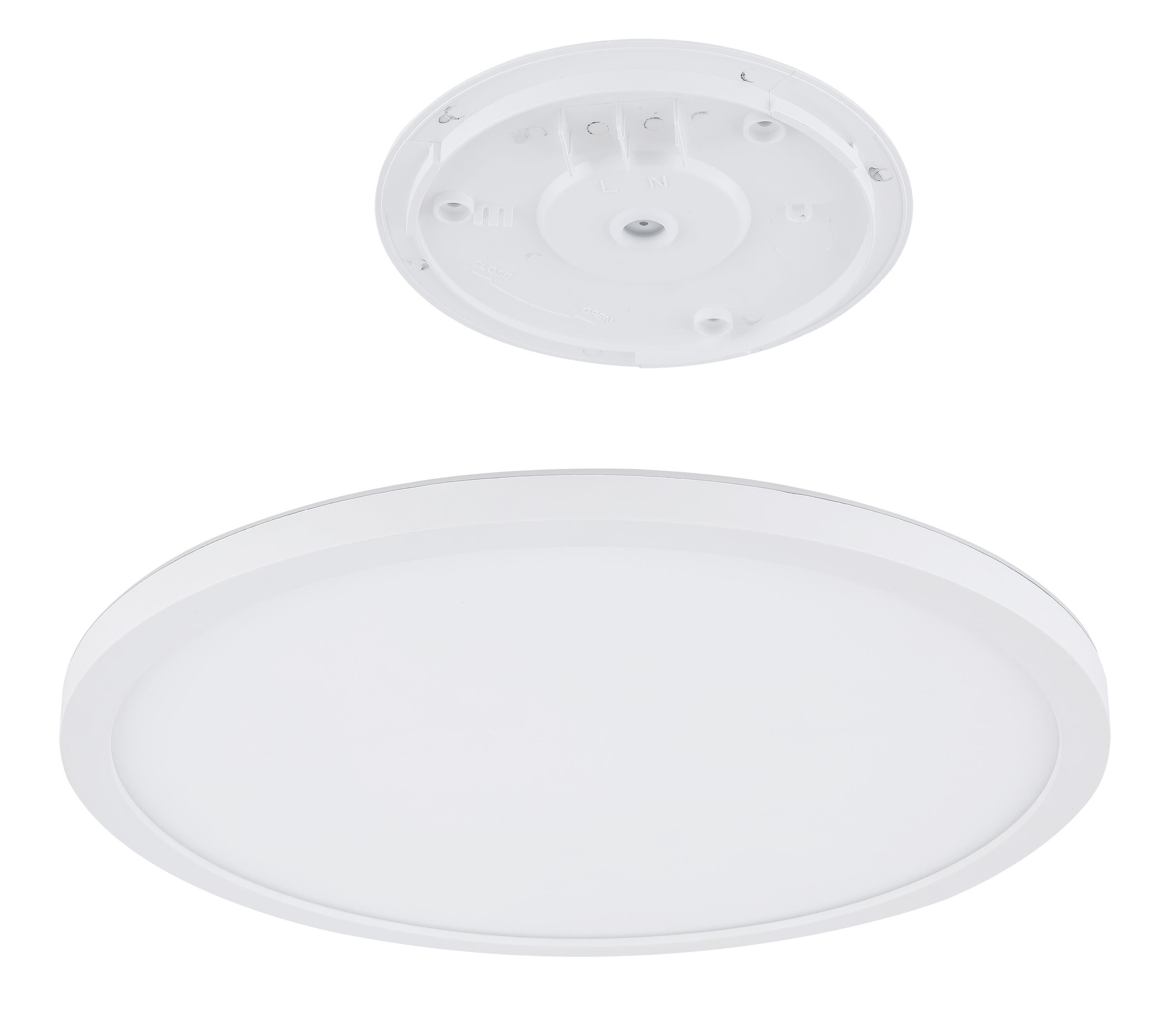 Runde, flache Deckenleuchte mit weißem Gehäuse und diffuser Lichtfläche, bündig an weißer Decke montiert