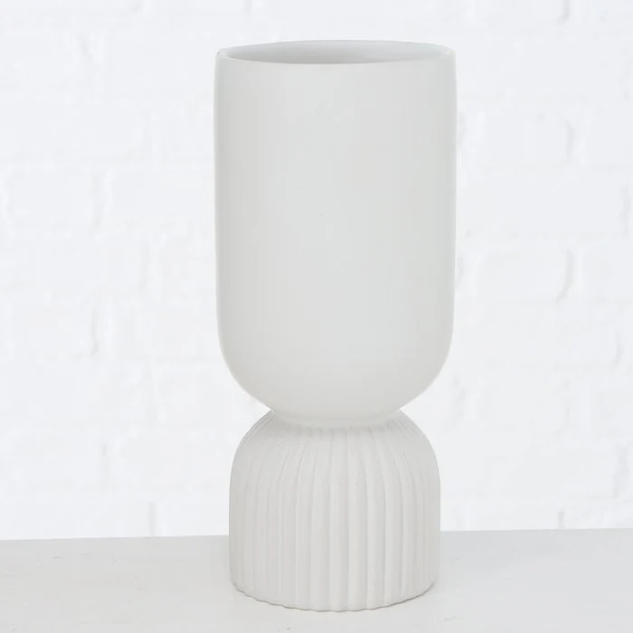 Frontalansicht weiße Vase mit zylindrischem oberen und rundem unteren Teil modernes Design frontal fotografiert