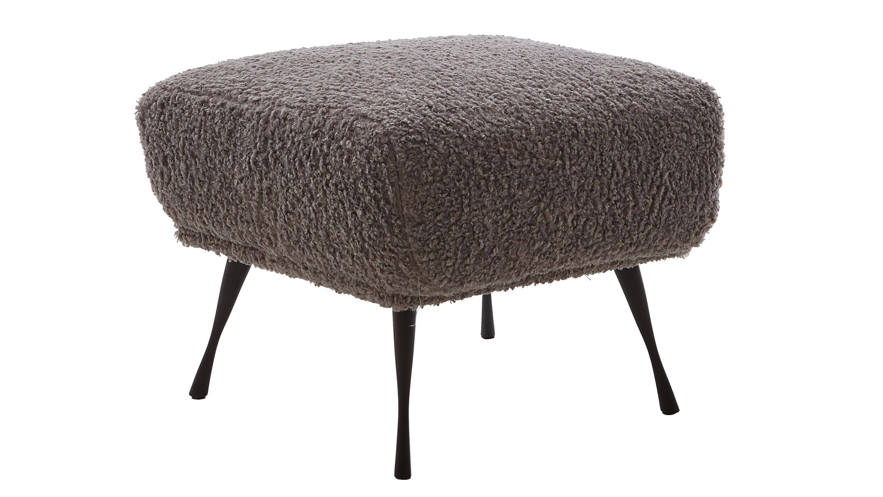 Quadratischer Polsterhocker mit grauem strukturiertem Bezug und schwarzen Metallfüßen