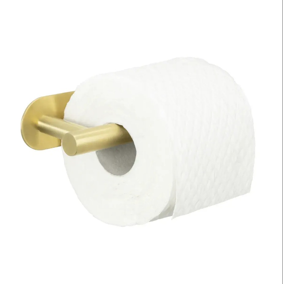 Leicht schräge leicht erhöhte Aufnahme goldmatter Toilettenpapierhalter mit montierter weißer Rolle an heller Wand