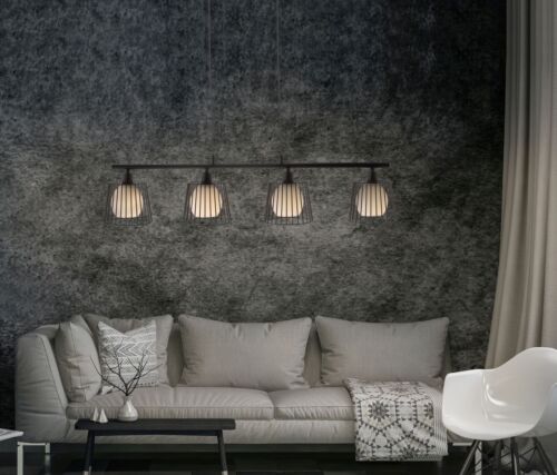 Modernes Wohnzimmer mit Pendelleuchten Modernes Wohnzimmer mit grauem Sofa, schwarzem Tisch, weißem Stuhl und vier Kugelleuchten über dem Sofa, frontal gesehen.