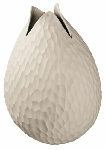 Beige Vase mit strukturierter Oberfläche  organisch gerundet mit spitz zulaufender Öffnung  vor weißem Hintergrund