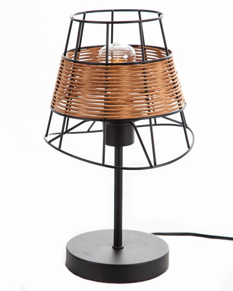 Tischlampe mit schwarzem Metallgestell und gewebtem Rattanschirm, frontal aufgenommen, Glühbirne sichtbar im Inneren